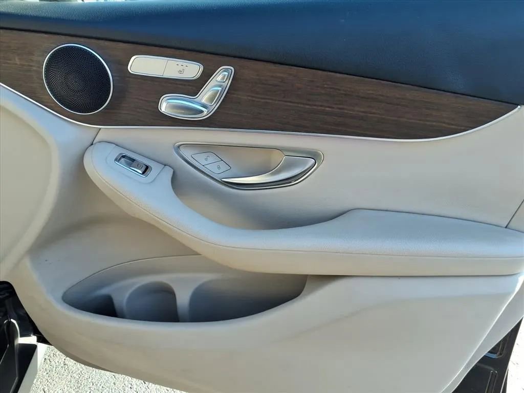 Used 2022 Mercedes-Benz GLC 300 4MATIC image 11