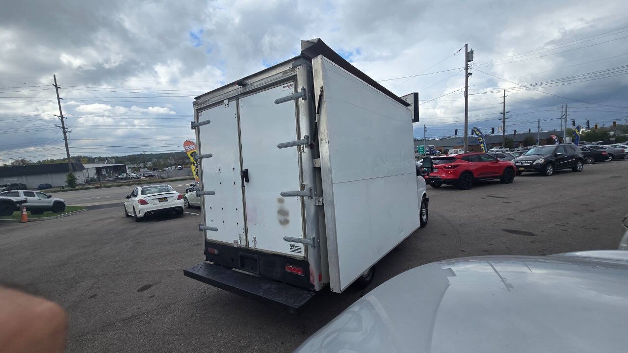 Used 2017 Chevrolet Express 3500 w/ Chrome Appearance Package RWD image 7