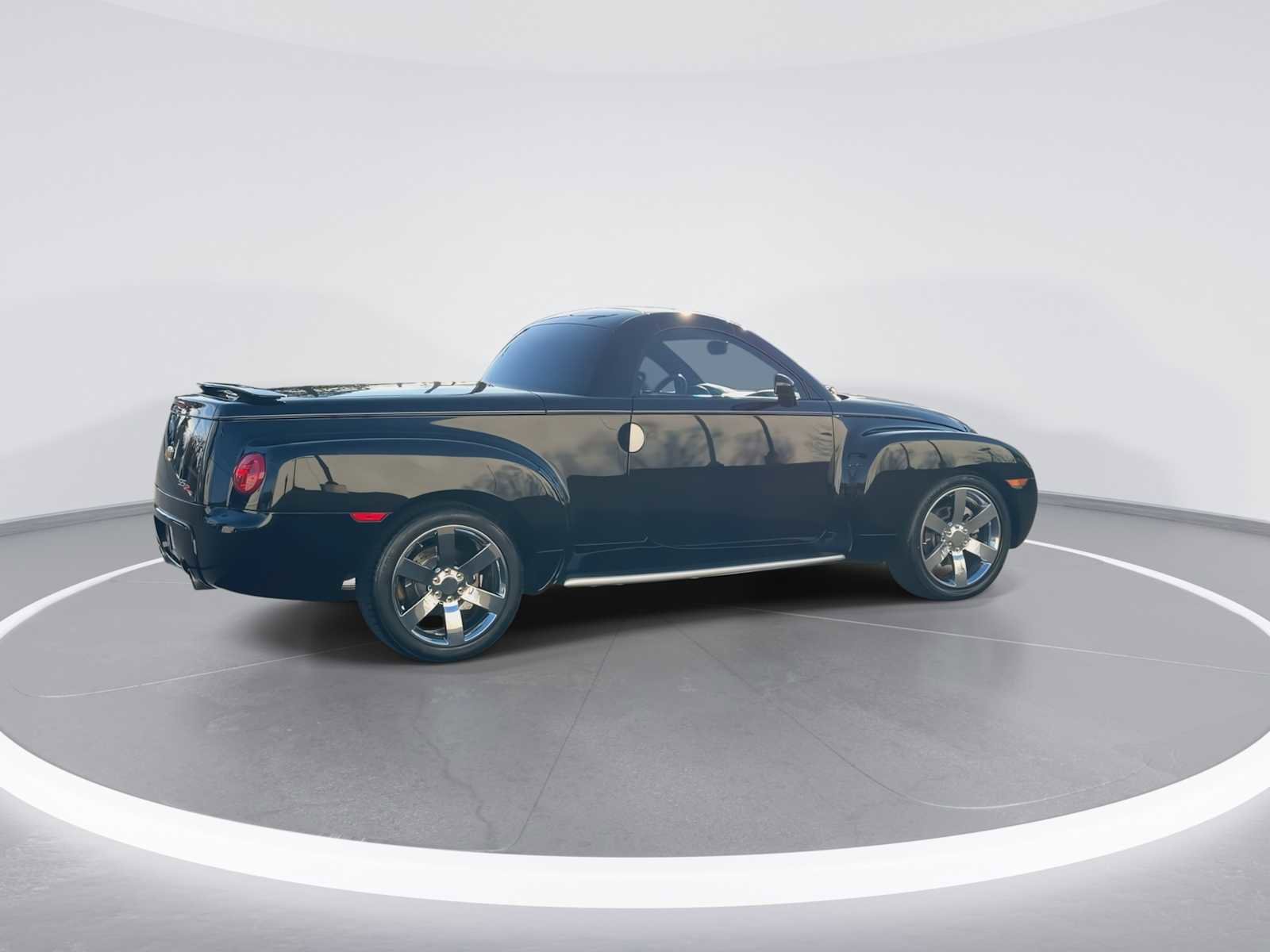Used 2004 Chevrolet SSR w/ Preferred Equipment Group RWD image 8