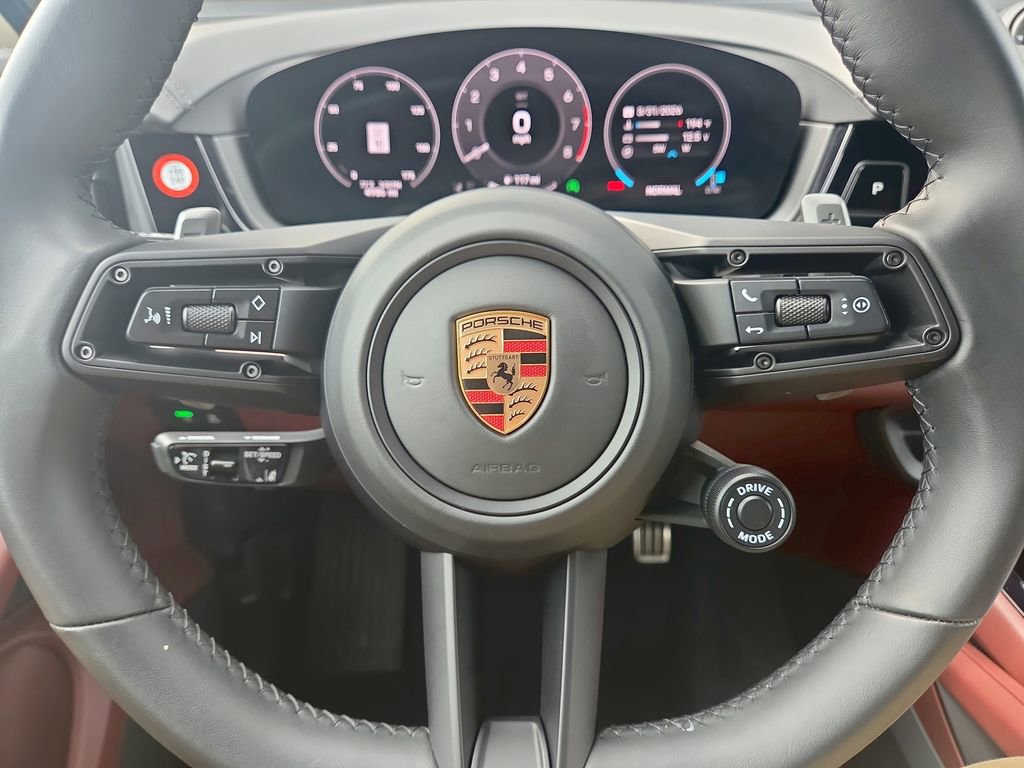 Certified 2025 Porsche Cayenne Coupe image 9