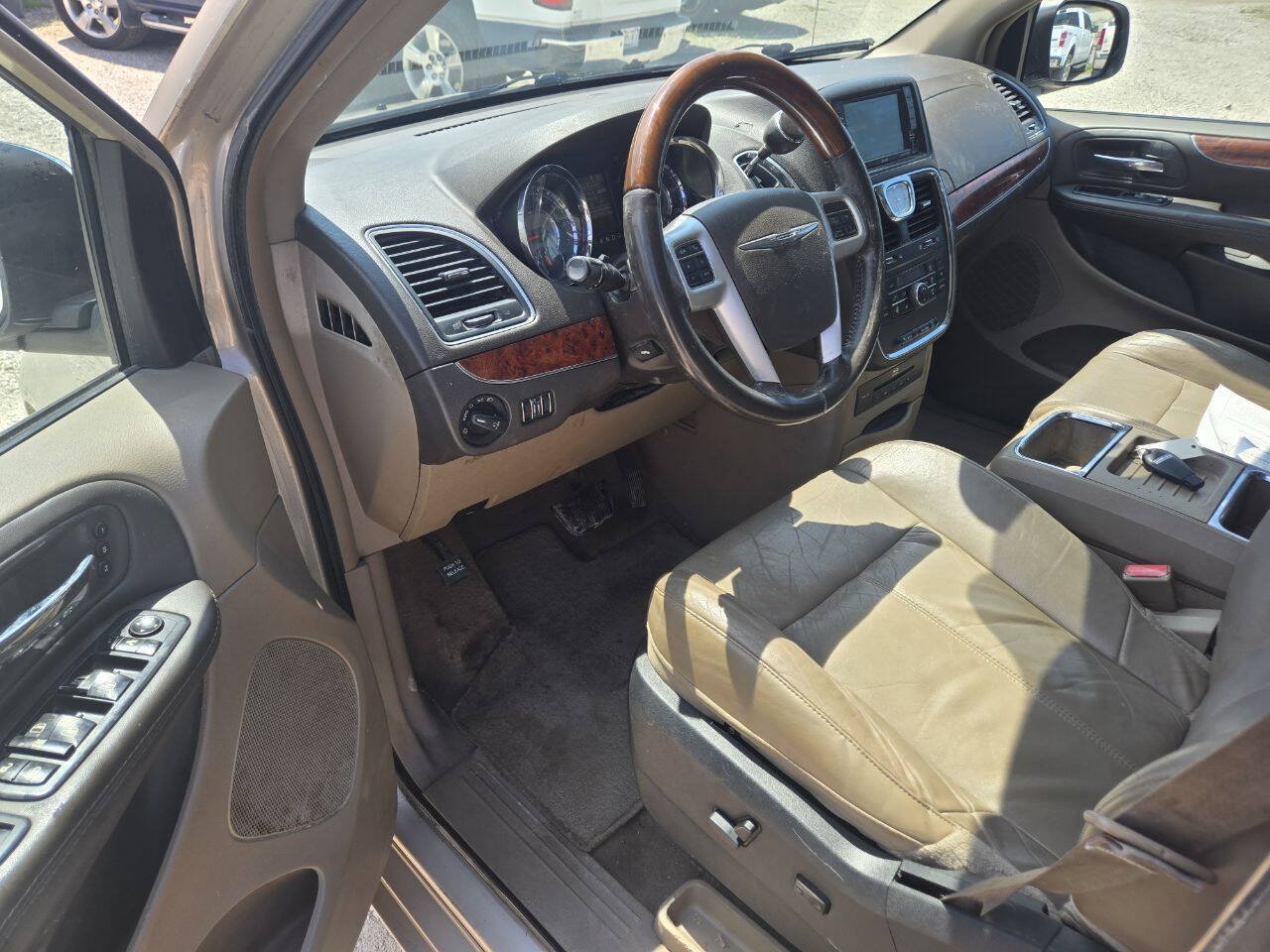 Used 2015 Chrysler Town & Country Limited Platinum FWD image 7