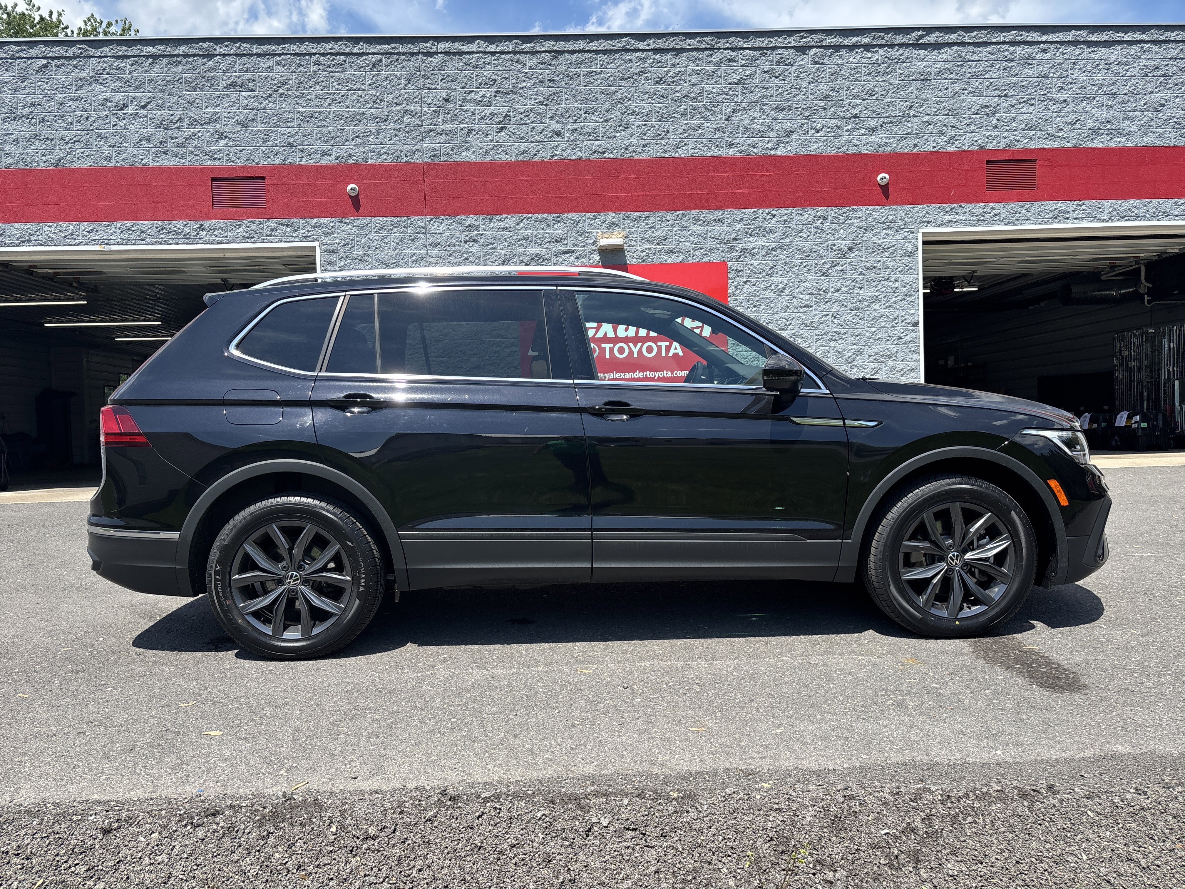 Used 2022 Volkswagen Tiguan SE AWD/4WD image 2