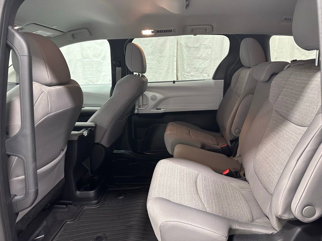 Used 2025 Toyota Sienna LE image 46