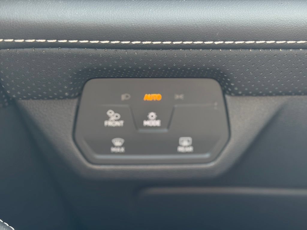 Used 2024 Volkswagen Atlas SEL AWD/4WD image 32