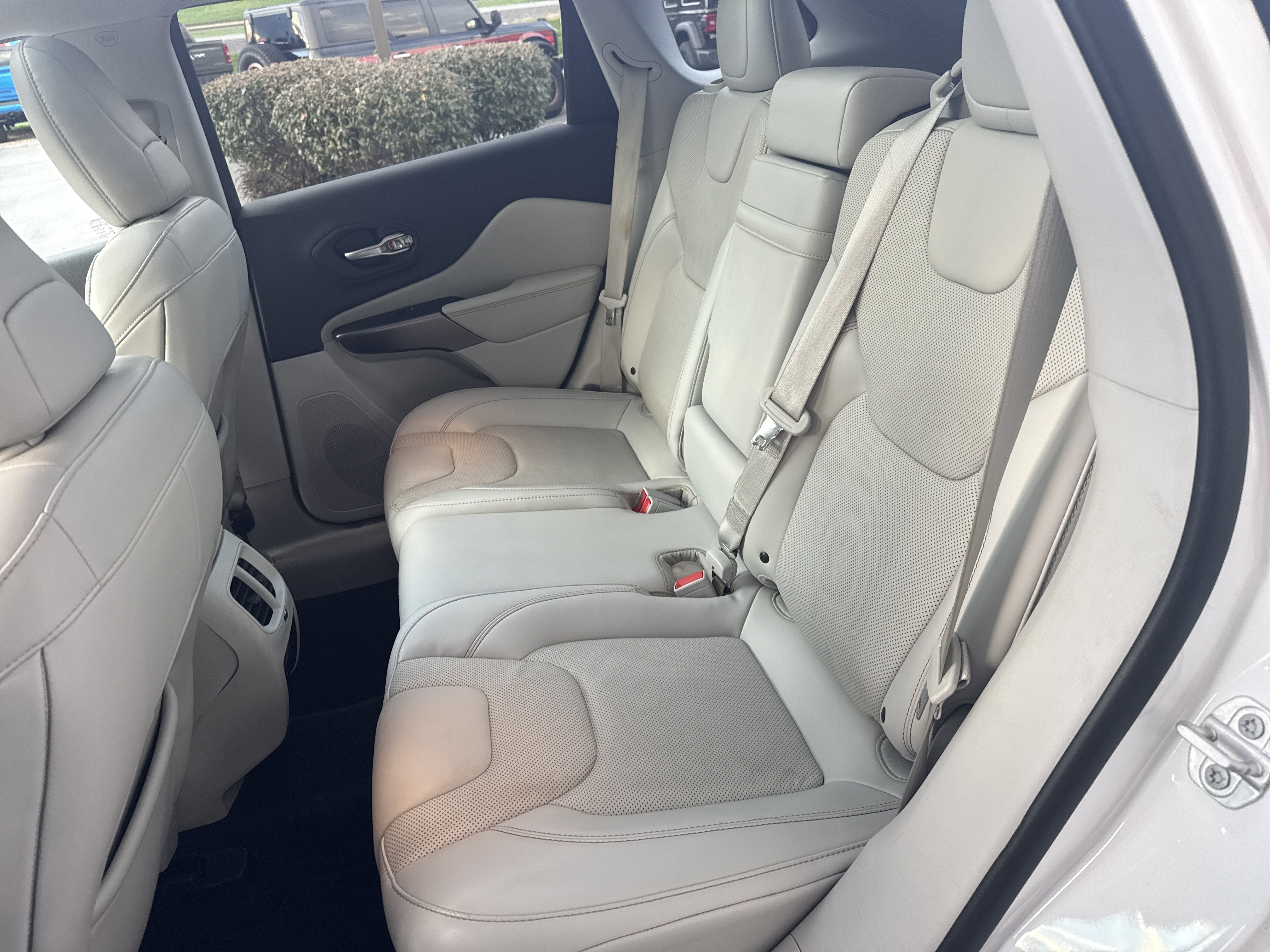 Used 2019 Jeep Cherokee Limited image 13