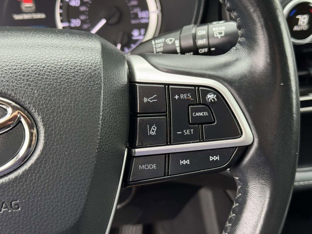 Used 2023 Toyota Highlander LE AWD/4WD image 11