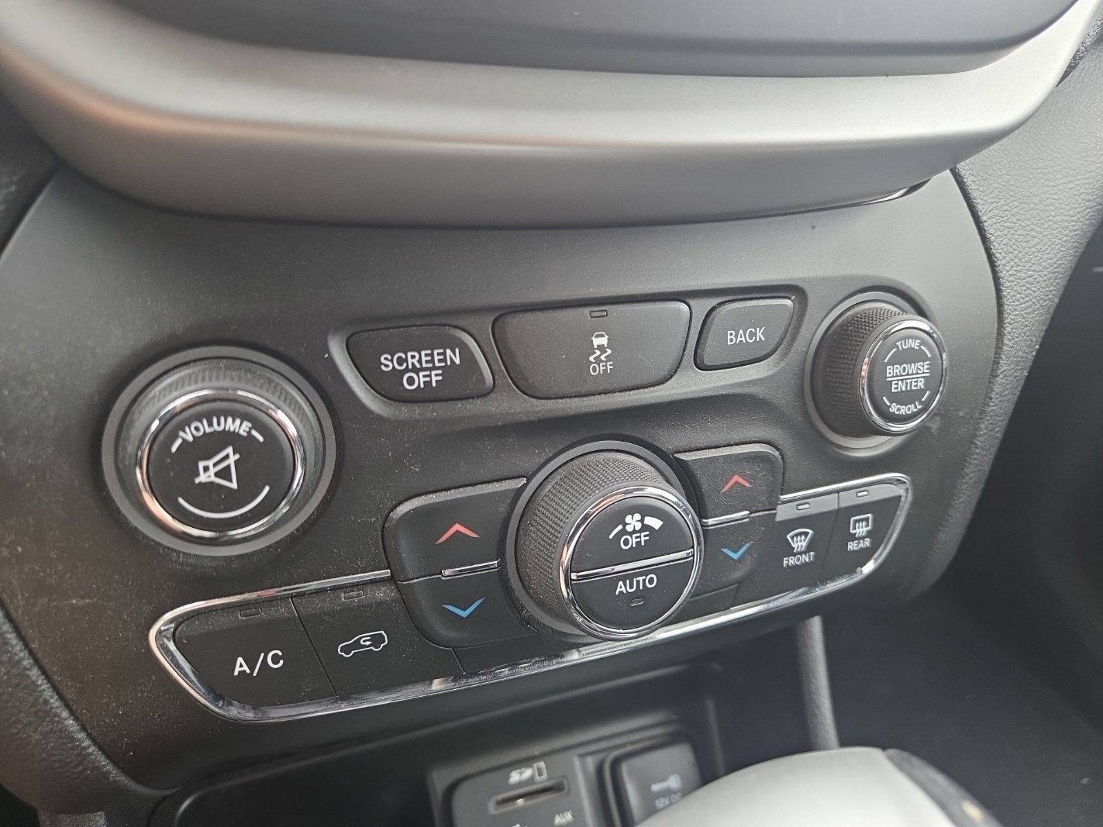 Used 2014 Jeep Cherokee Limited w/ Luxury Group AWD/4WD image 20