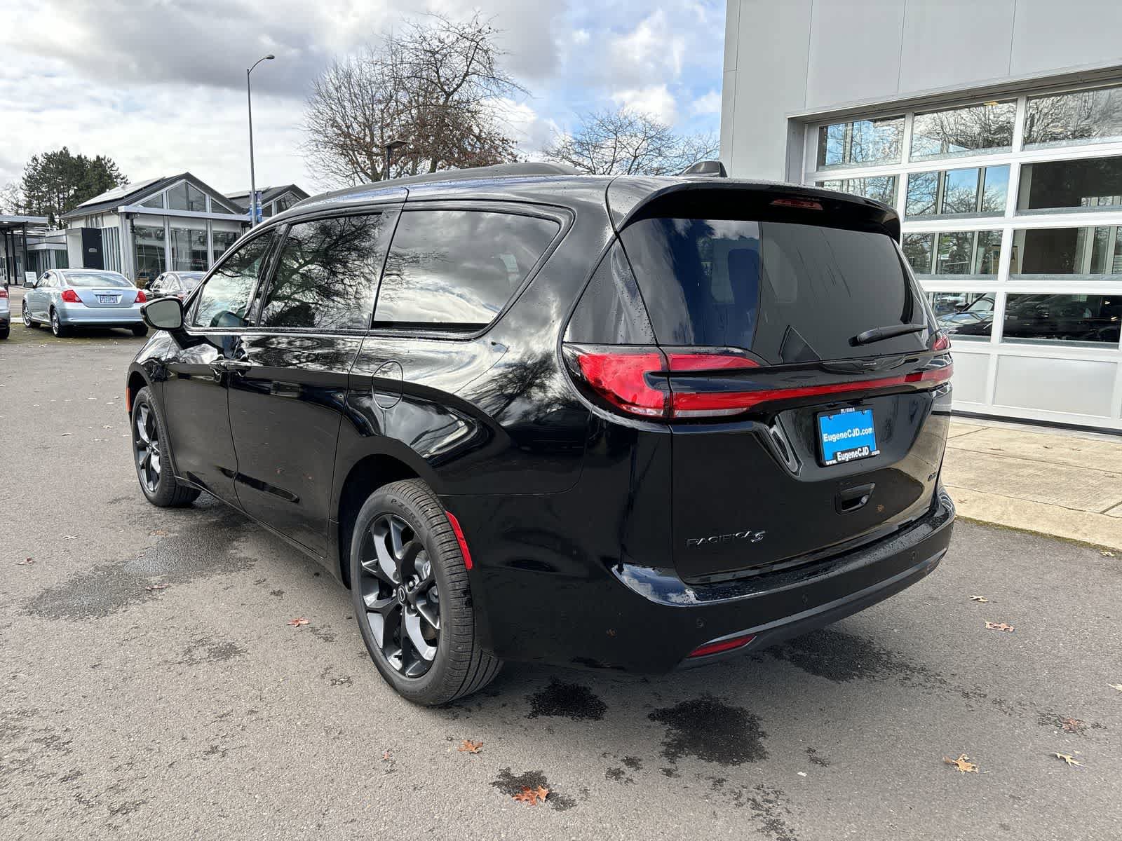 New 2026 Chrysler Pacifica Select image 3