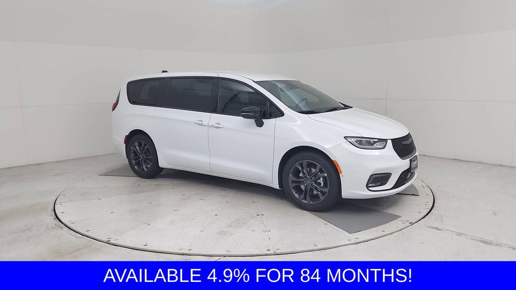 New 2026 Chrysler Pacifica Select image 2