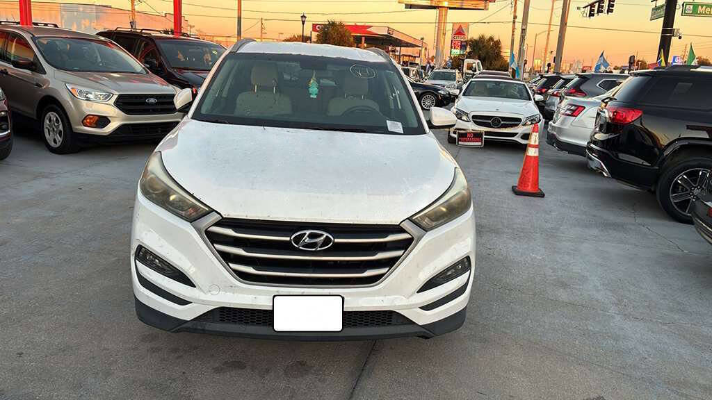 Used 2017 Hyundai Tucson SE image 1