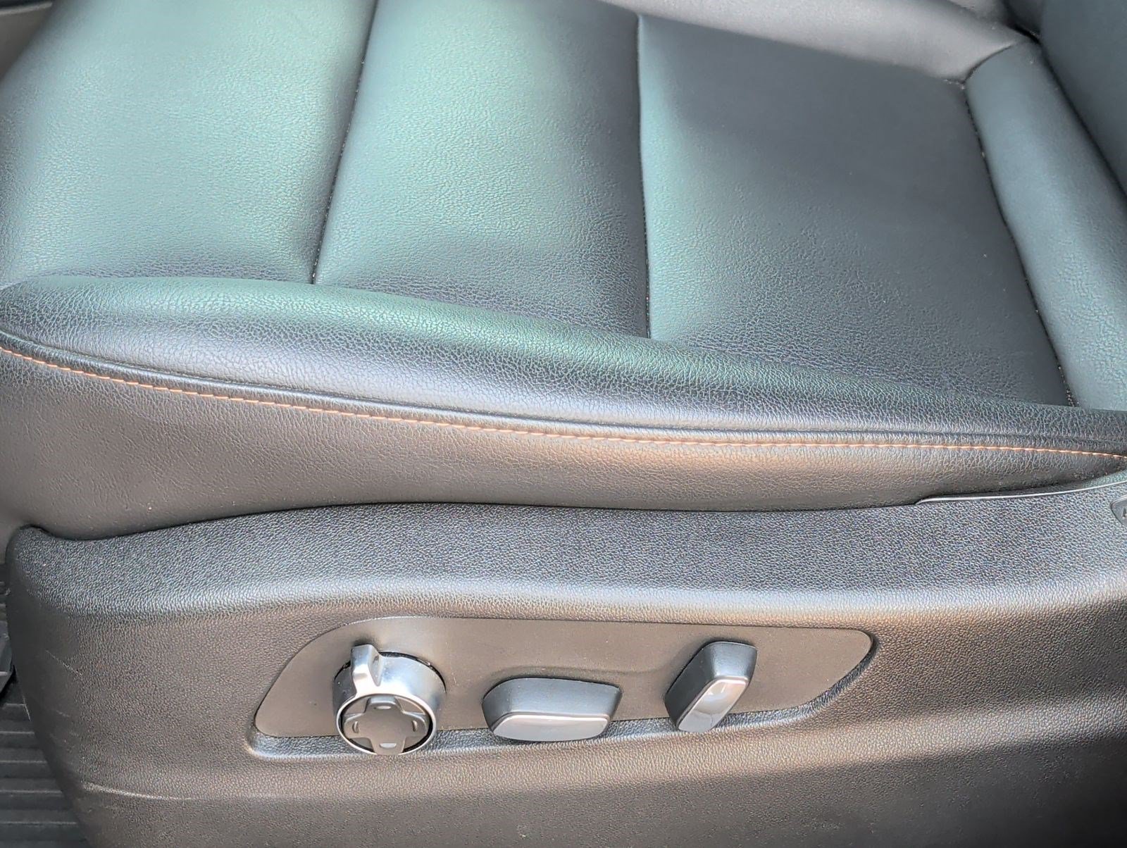 Used 2023 Cadillac XT4 Sport w/ Enhanced Visibility Package FWD image 10