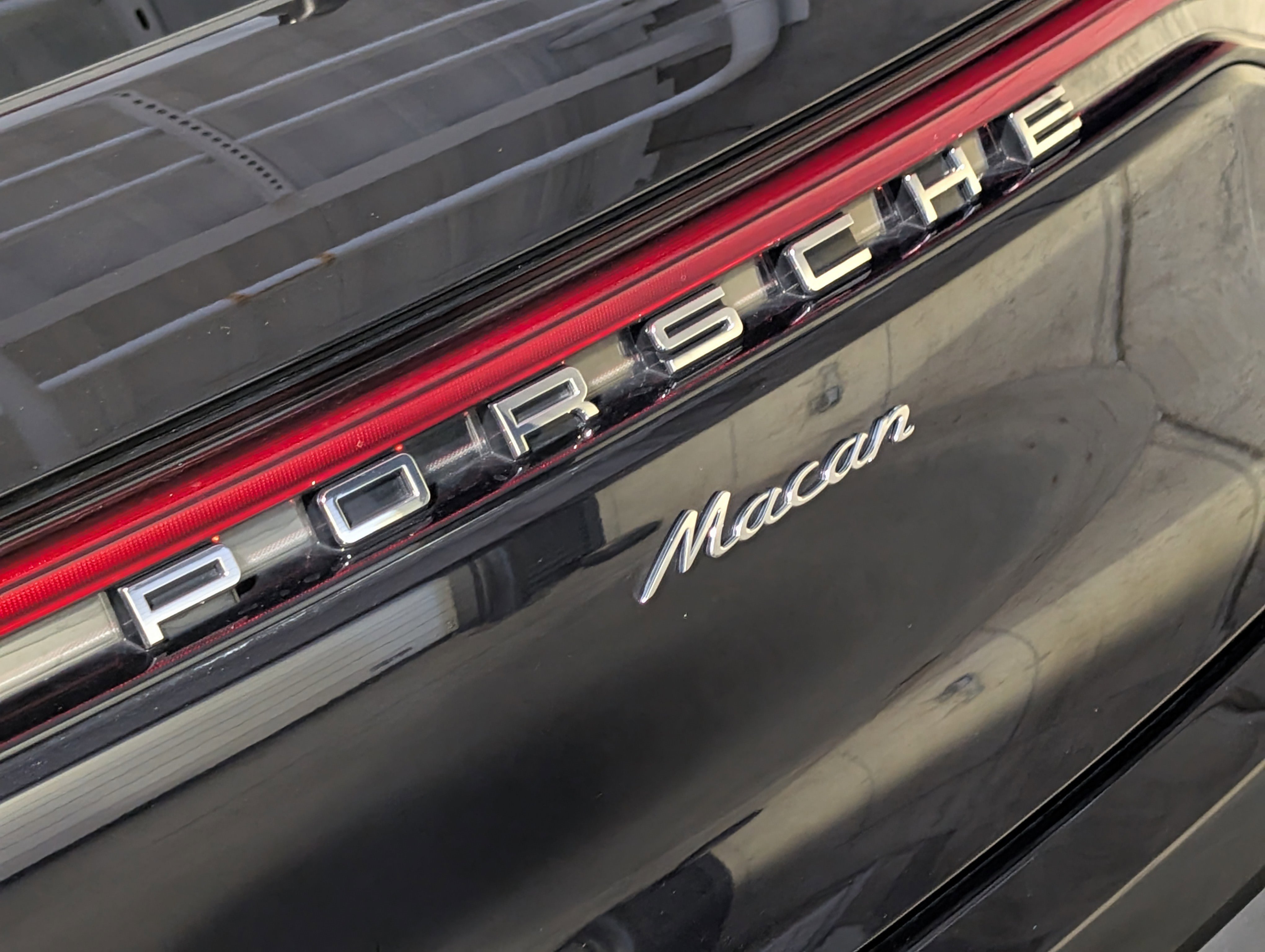 Certified 2025 Porsche Macan image 15