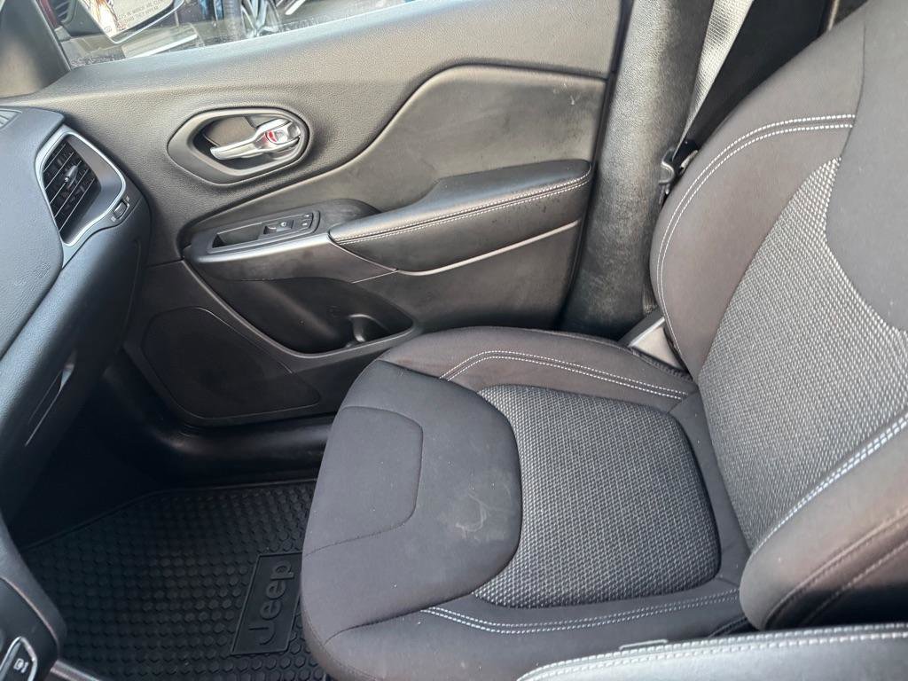 Used 2020 Jeep Cherokee Latitude w/ Cold Weather Group image 12