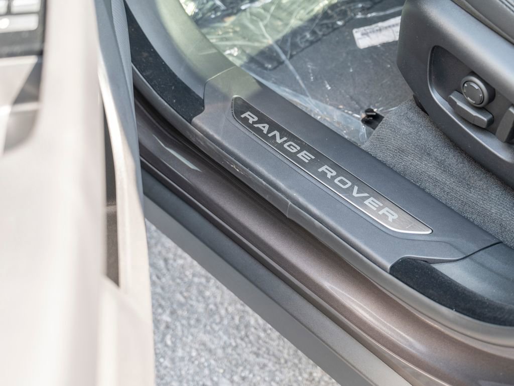 New 2026 Land Rover Range Rover Velar Dynamic SE image 16