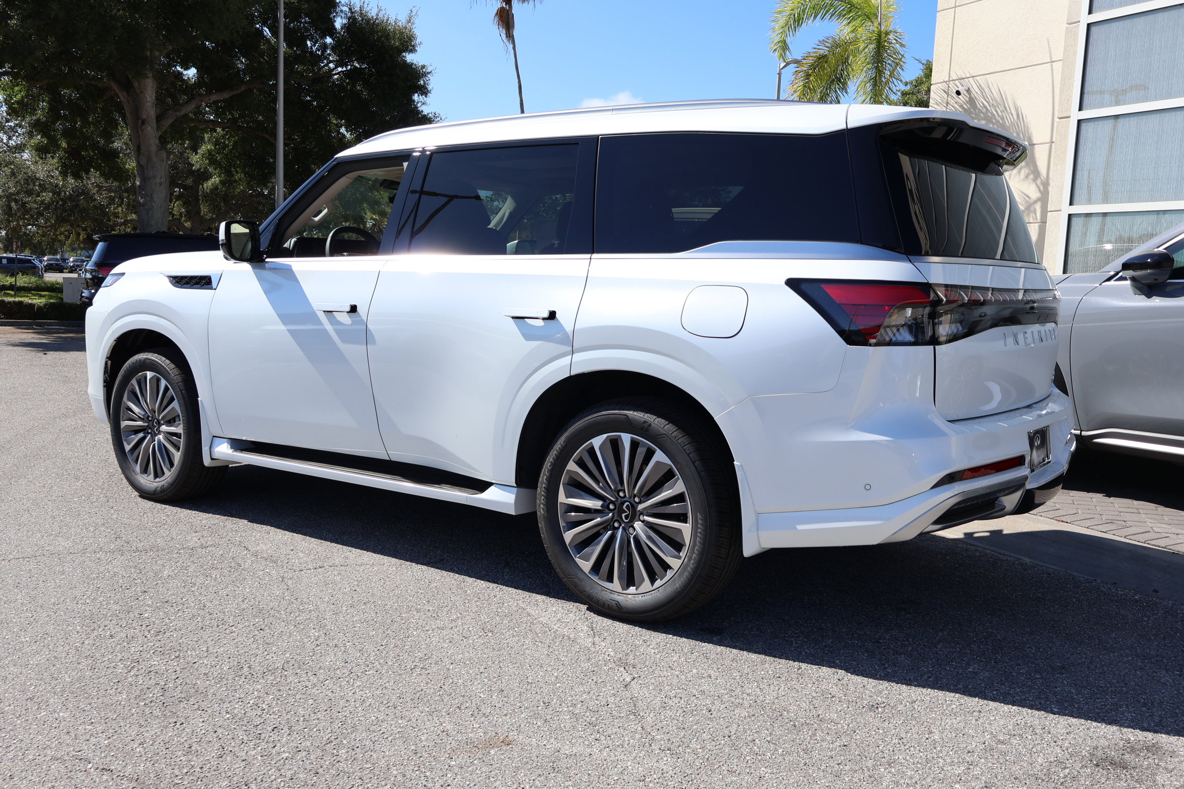 New 2026 INFINITI QX80 Luxe image 3