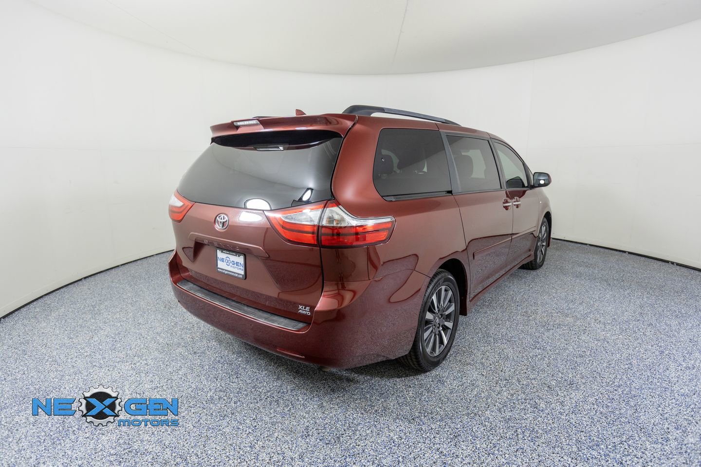 Used 2019 Toyota Sienna XLE w/ XLE Navigation Package image 7