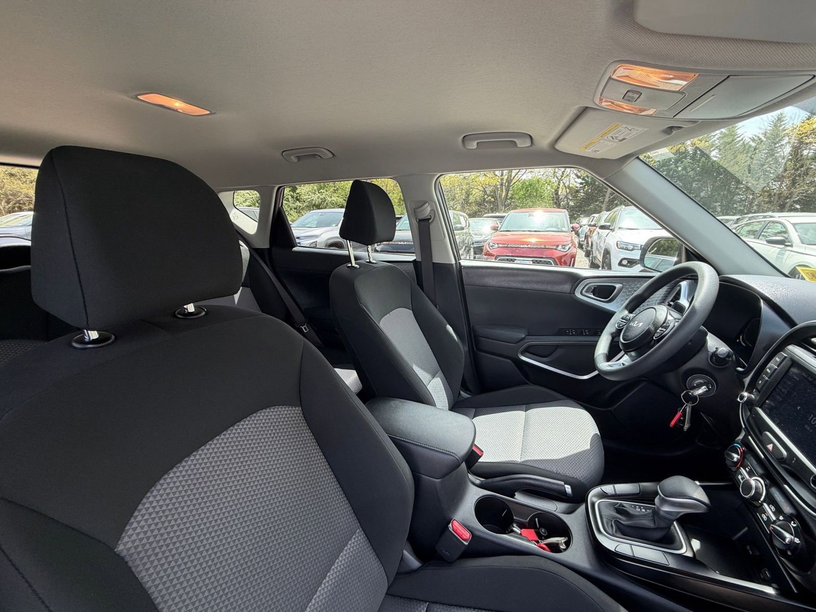 Used 2025 Kia Soul LX w/ LX Technology Package FWD image 34
