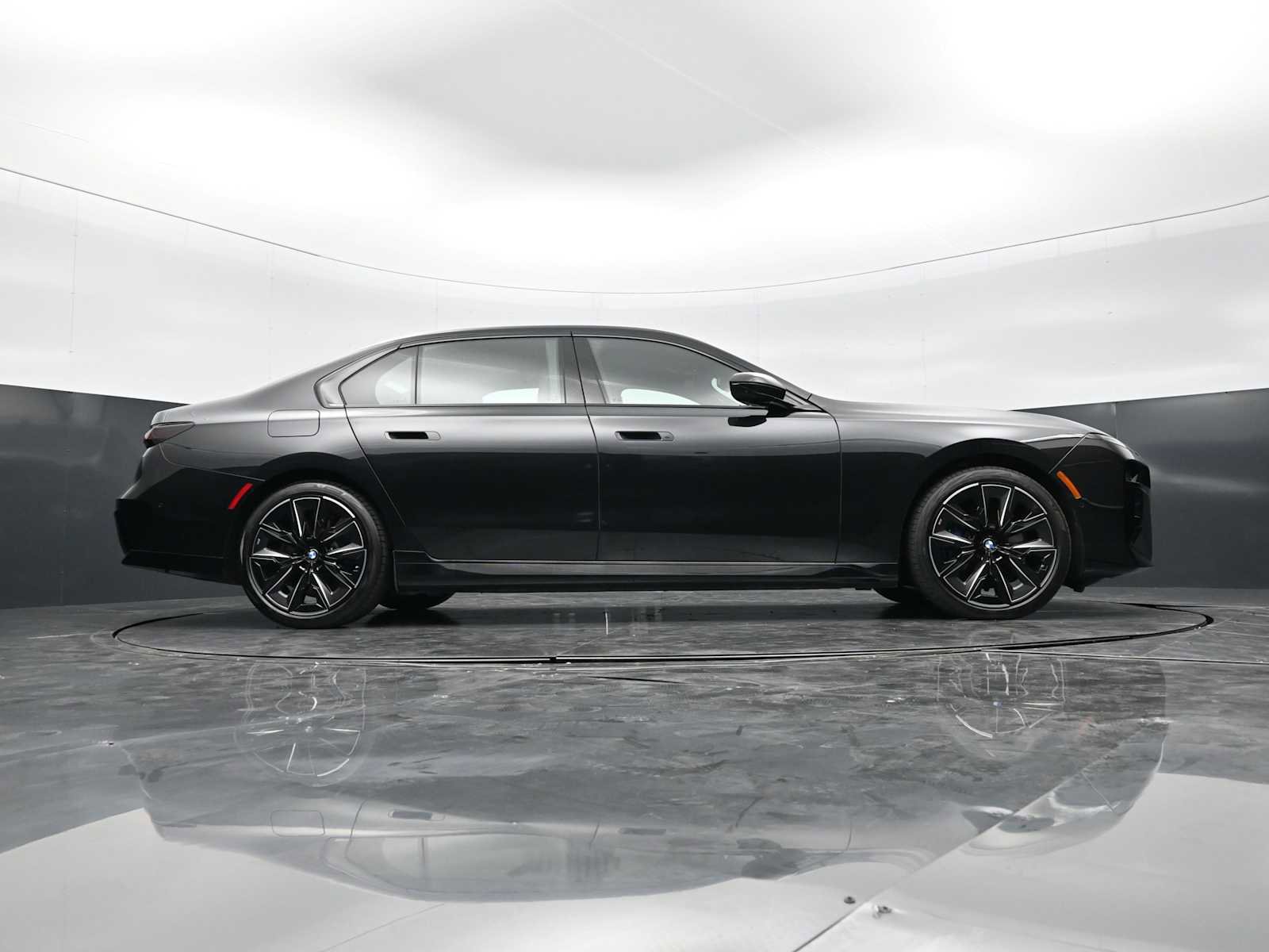 Used 2025 BMW 750e xDrive image 26