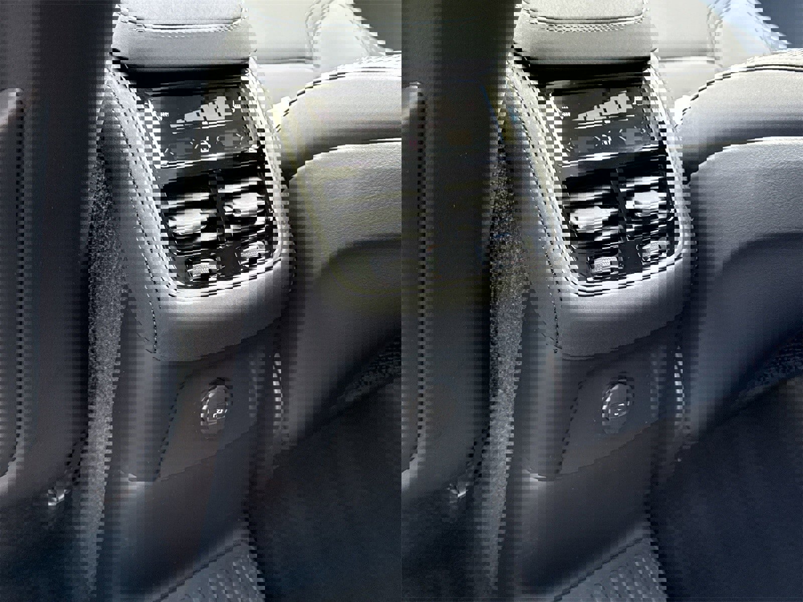 New 2025 Volvo XC90 T8 Plus w/ Protection Package Premier image 16