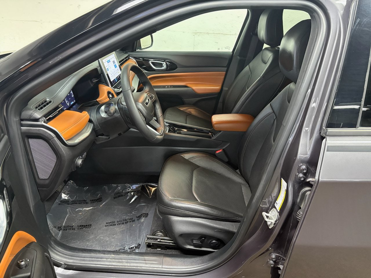 Used 2024 Jeep Compass Limited w/ Elite Group AWD/4WD image 3
