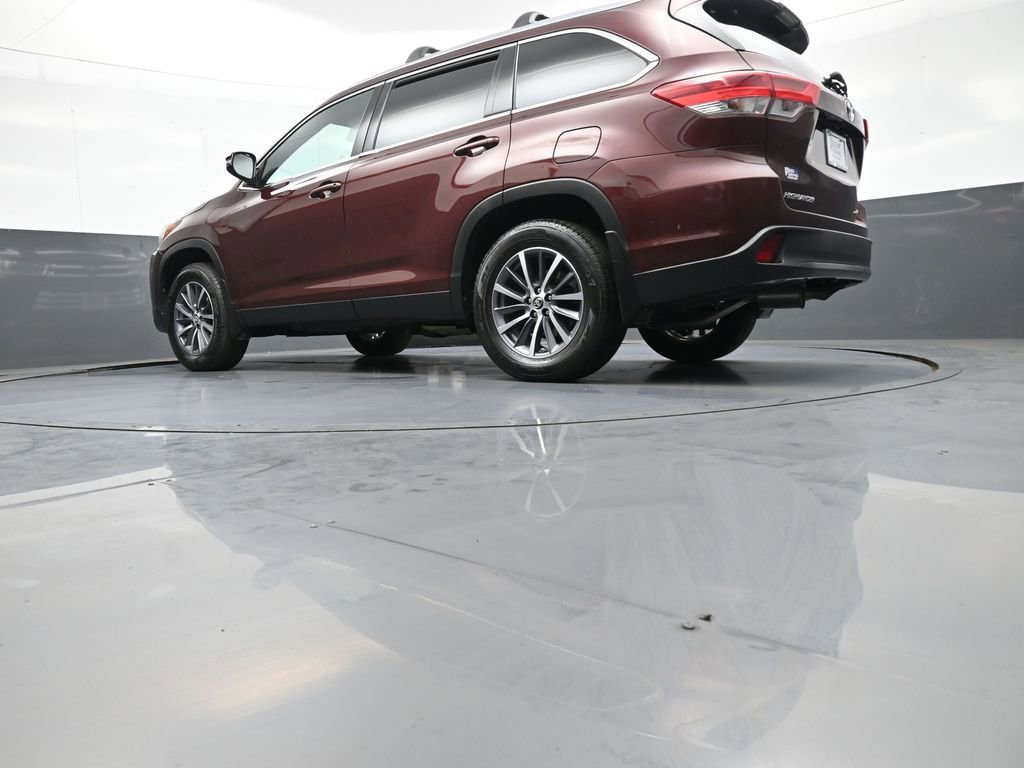 Certified 2019 Toyota Highlander XLE AWD/4WD image 34