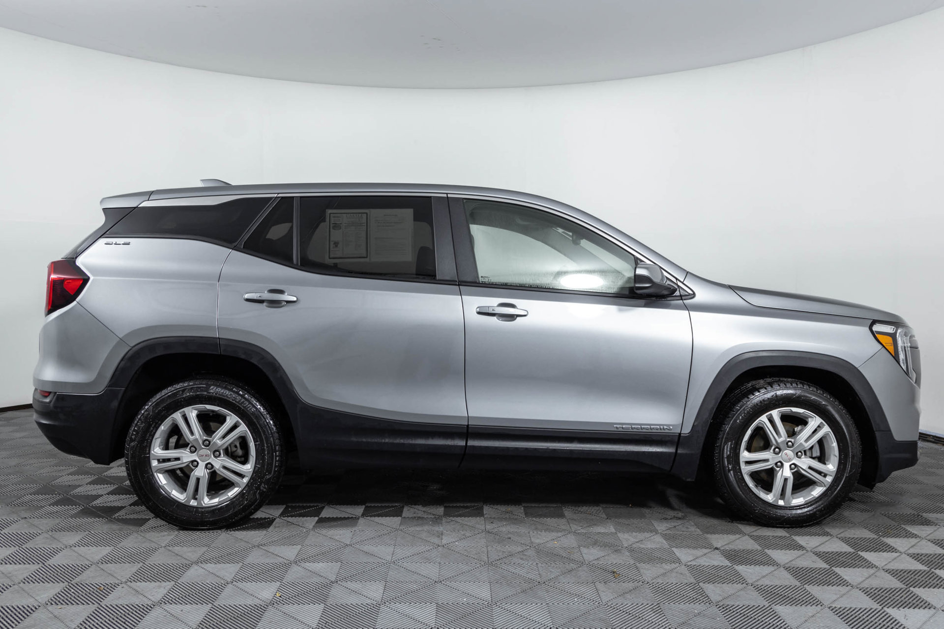 Used 2024 GMC Terrain SLE AWD/4WD image 18