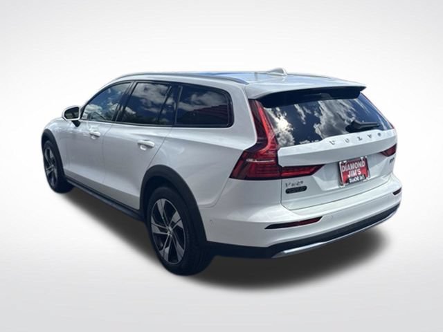 Used 2024 Volvo V60 B5 Cross Country Plus AWD/4WD image 3
