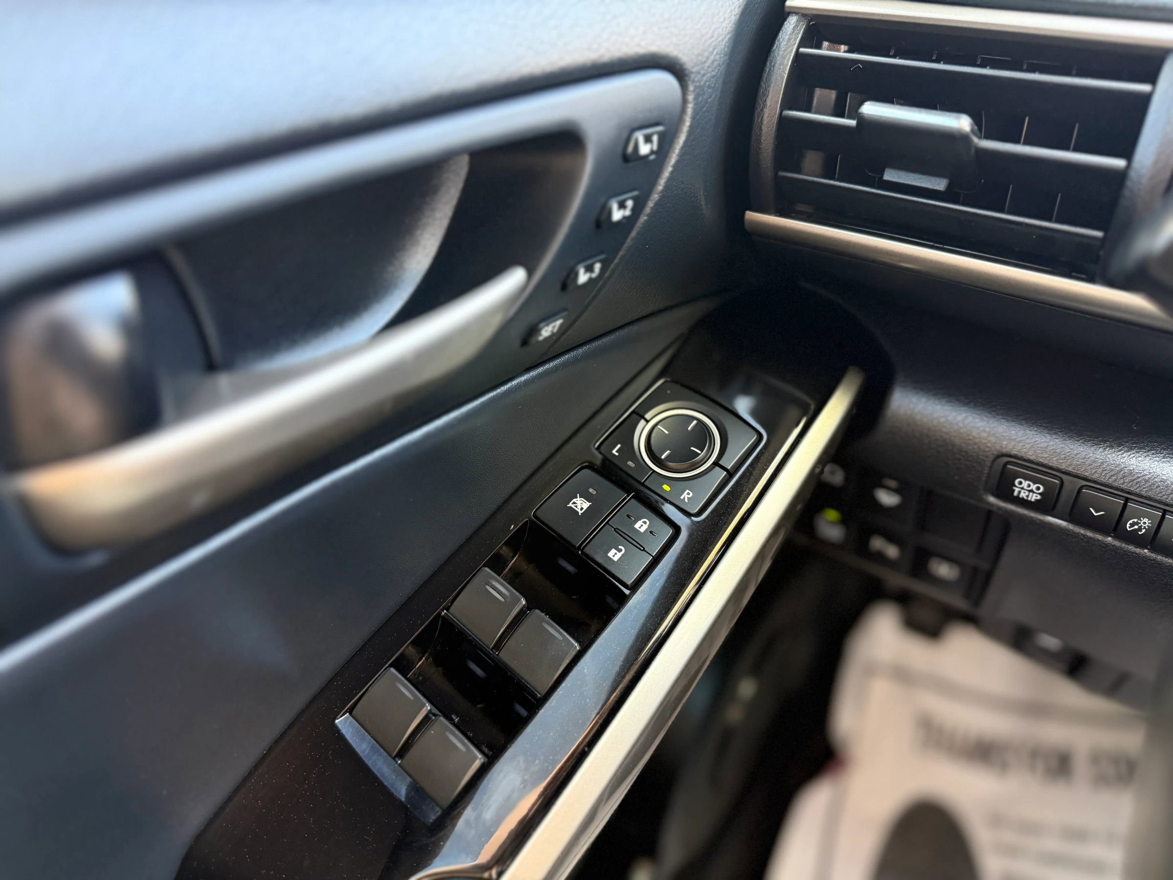 Used 2018 Lexus IS 350 AWD image 25