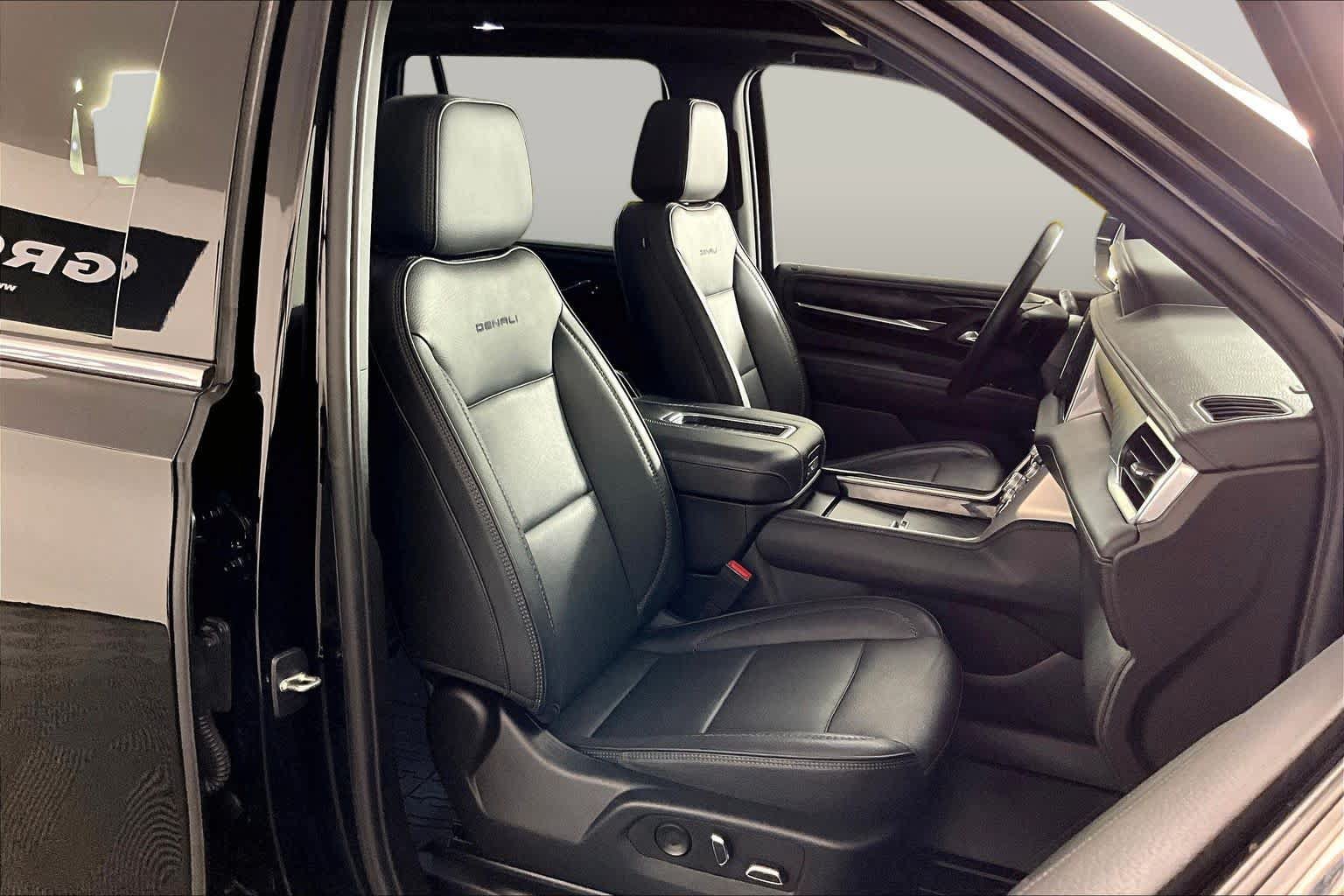 Used 2023 GMC Yukon Denali RWD image 9
