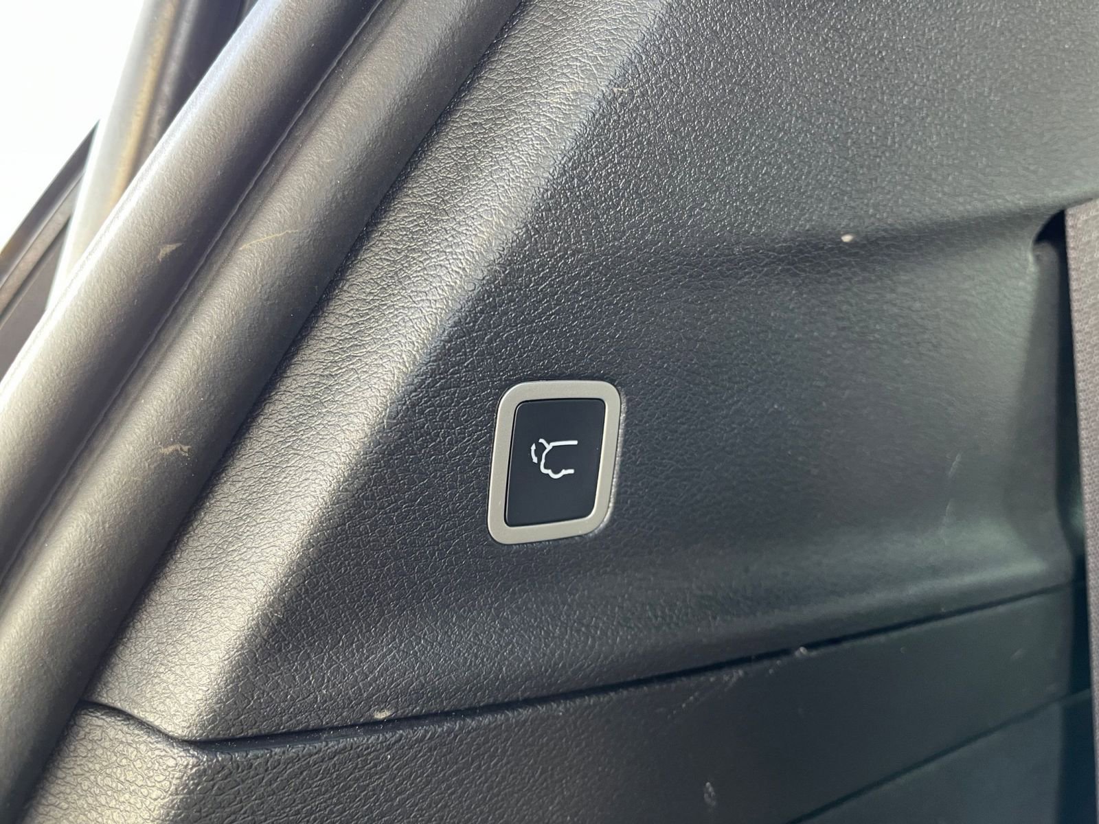 Used 2025 Chrysler Pacifica Limited image 24