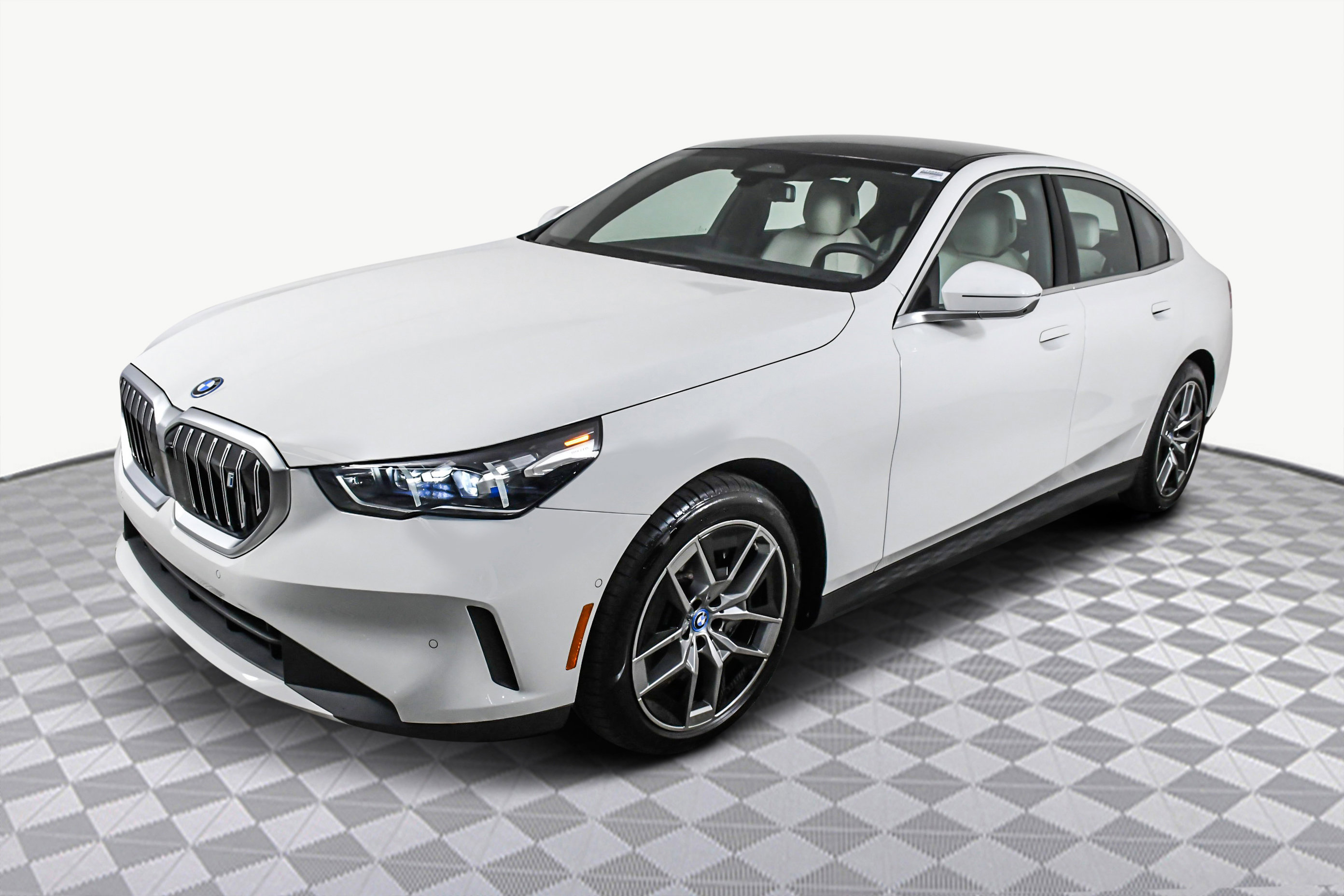 Used 2025 BMW i5 eDrive40i w/ Executive Package image 4