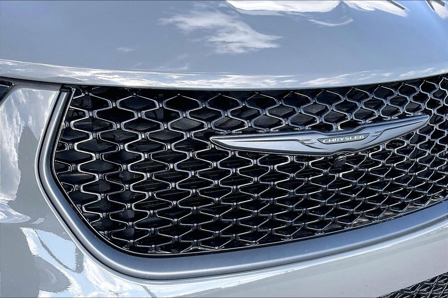 Used 2025 Chrysler Pacifica Limited image 30