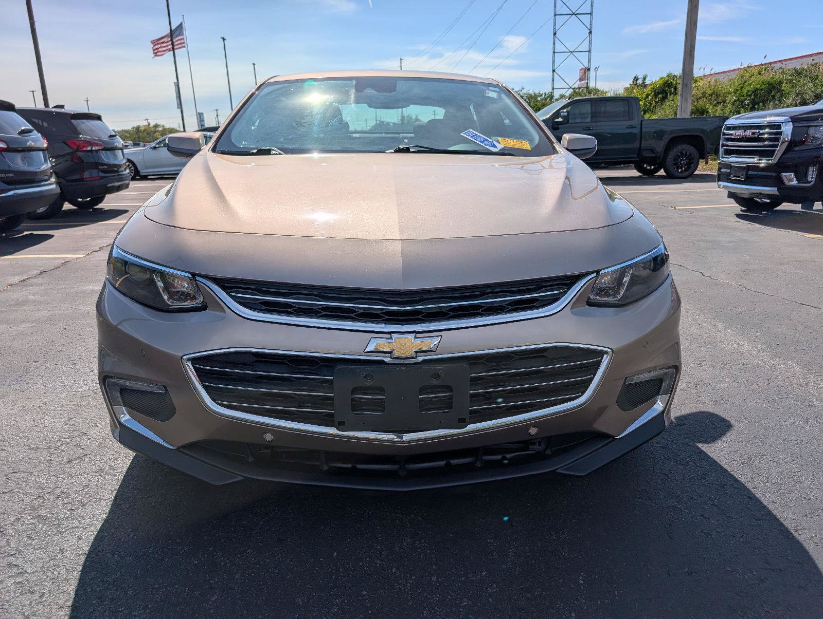 Used 2018 Chevrolet Malibu LT w/ Driver Confidence Package FWD image 2