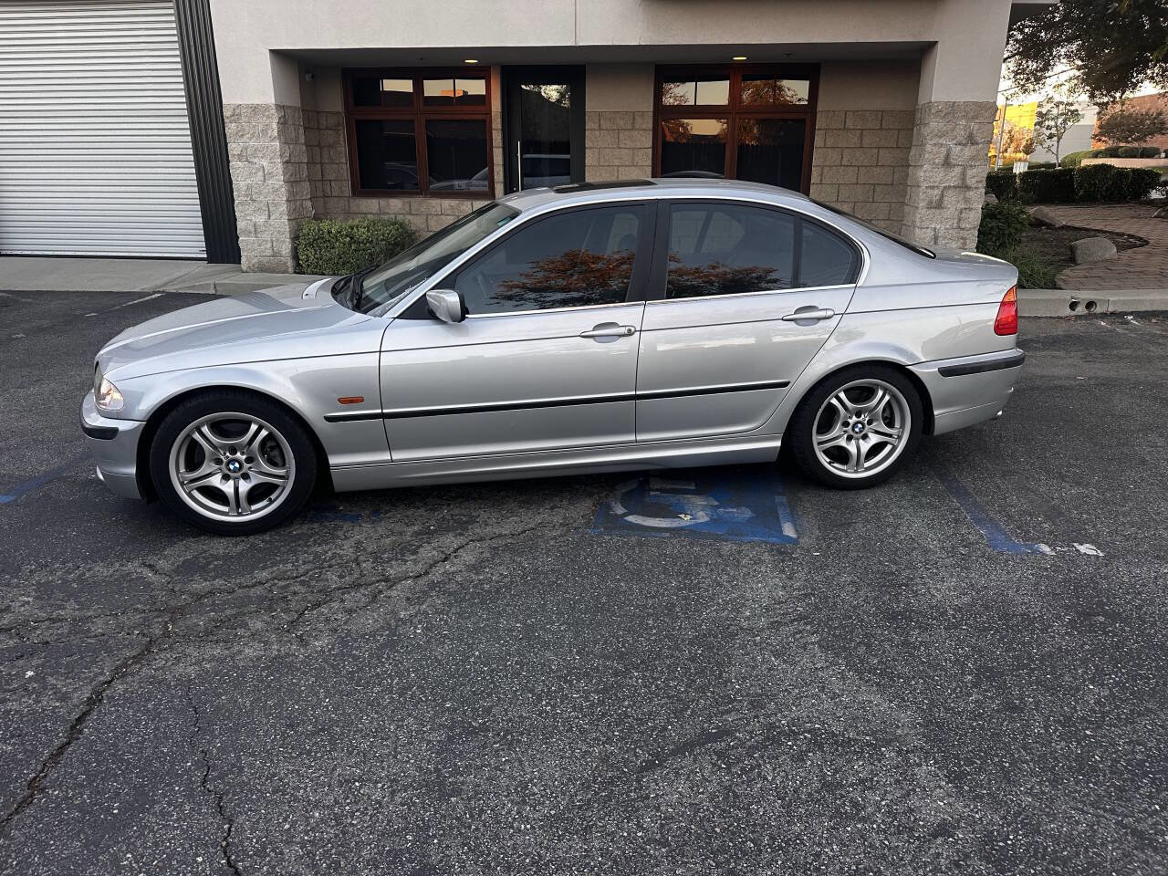 Used 2001 BMW 330i Sedan image 2
