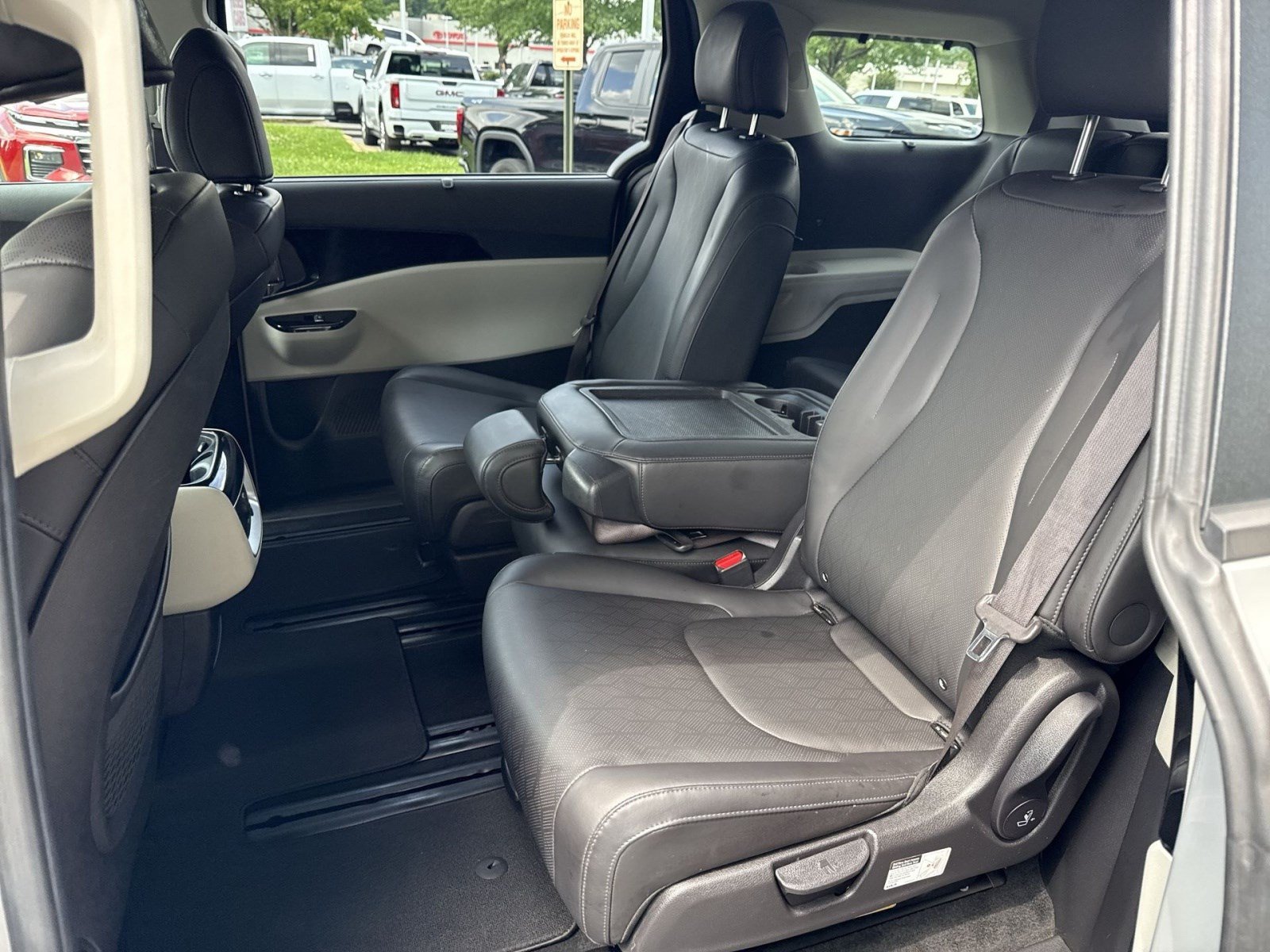 Used 2022 Kia Carnival EX FWD image 22