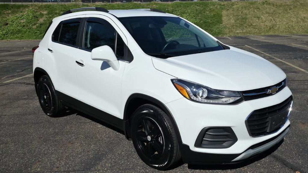 Used 2020 Chevrolet Trax LT w/ LT Convenience Package FWD image 2