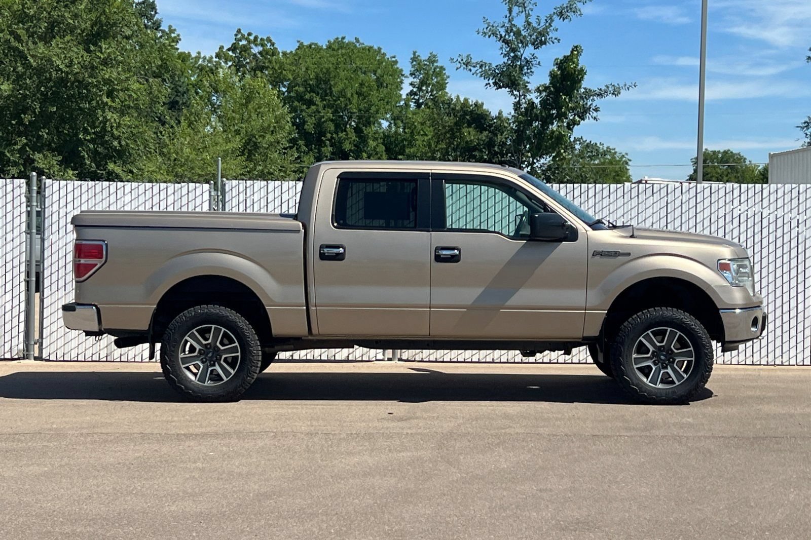 Used 2014 Ford F150 4x4 SuperCrew image 3