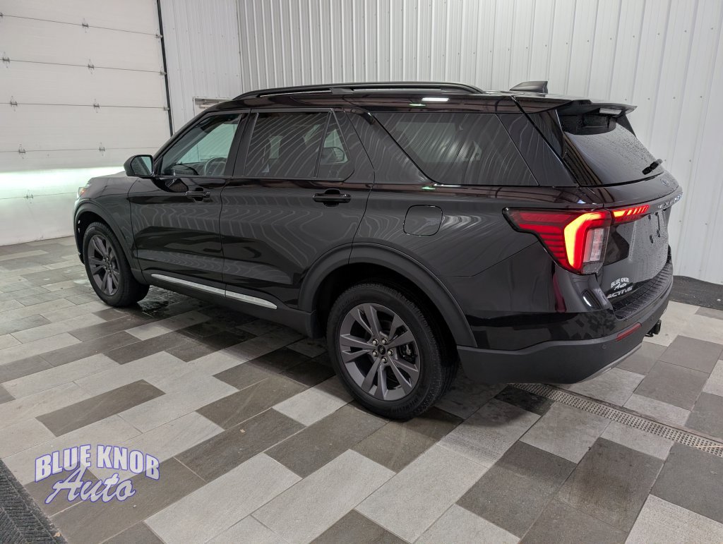 Used 2025 Ford Explorer Active w/ Active Comfort Package AWD/4WD image 2