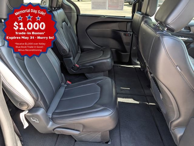 Used 2025 Chrysler Pacifica Select FWD image 9