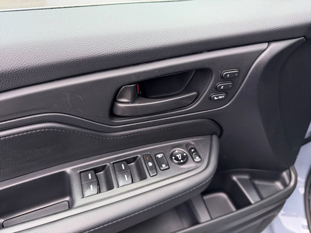 Used 2025 Honda Odyssey Sport-L image 23