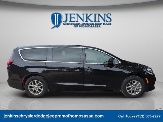 Certified 2024 Chrysler Pacifica Touring-L image 6