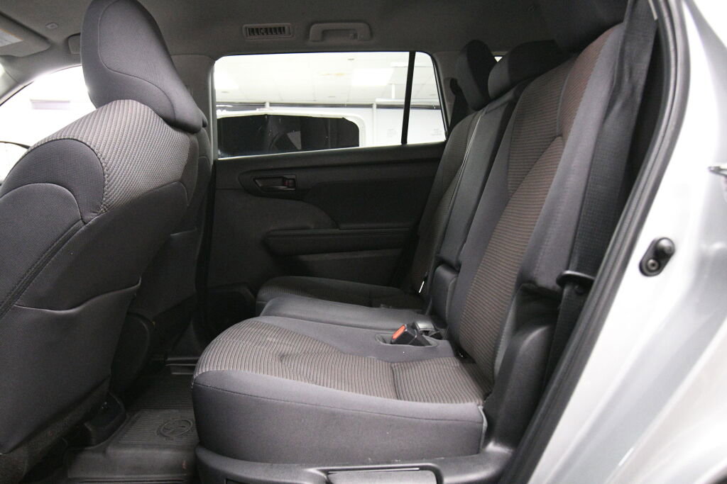 Used 2023 Toyota Highlander L FWD image 19
