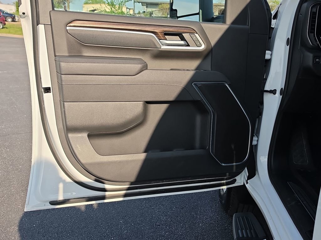 Used 2025 Chevrolet Silverado 2500 LT w/ Convenience Package image 12