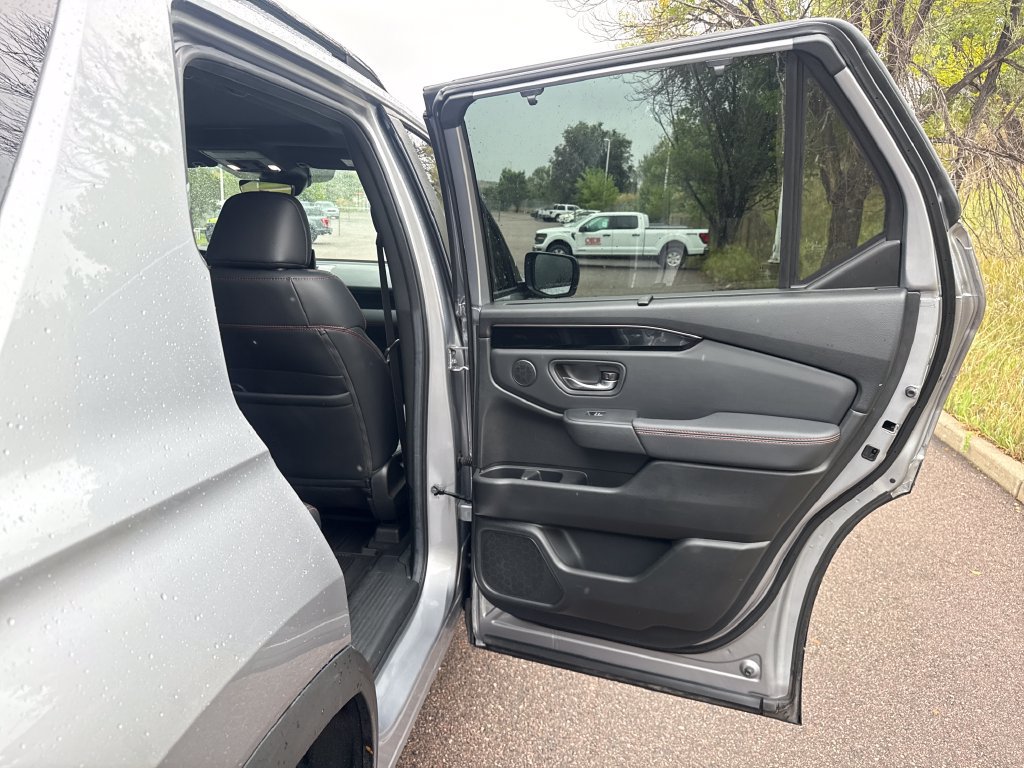 Used 2025 Honda Pilot TrailSport image 24