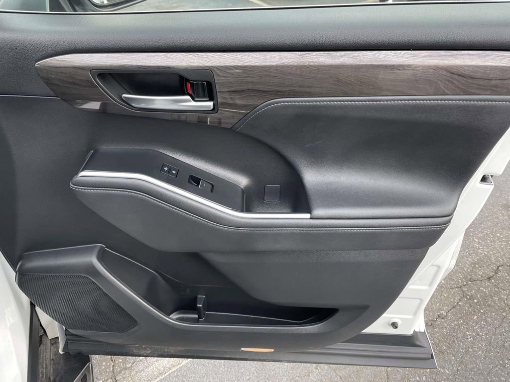 Used 2023 Toyota Highlander Limited image 48