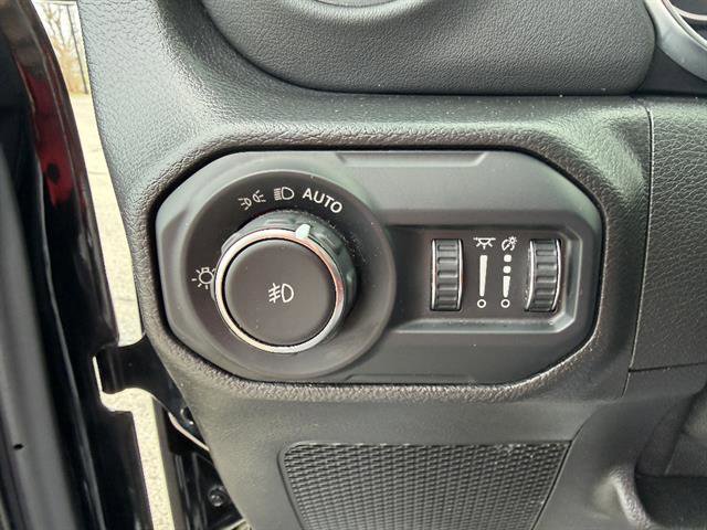 Used 2021 Jeep Wrangler Unlimited Sahara w/ Uconnect 4C Nav & Sound Group AWD/4WD image 30