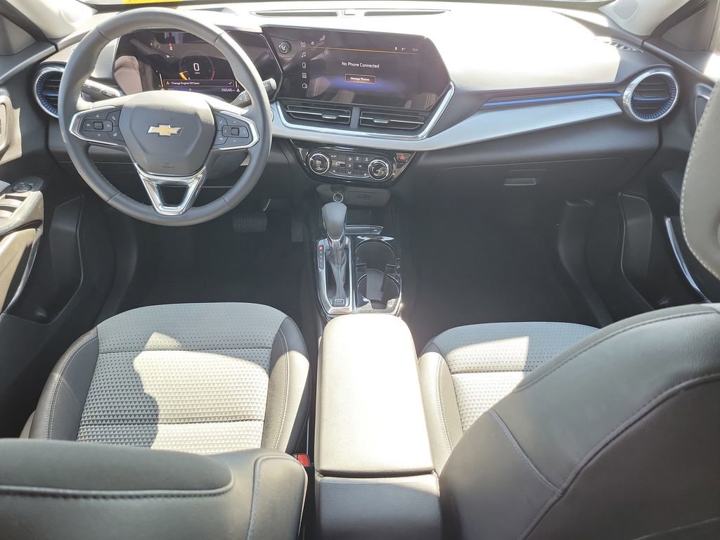 Certified 2025 Chevrolet Trax LT w/ LT Convenience Package FWD image 12