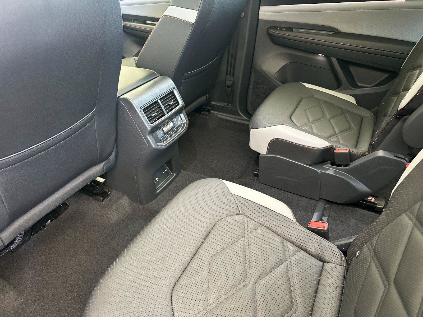 New 2026 Volkswagen Atlas Peak Edition AWD/4WD image 11