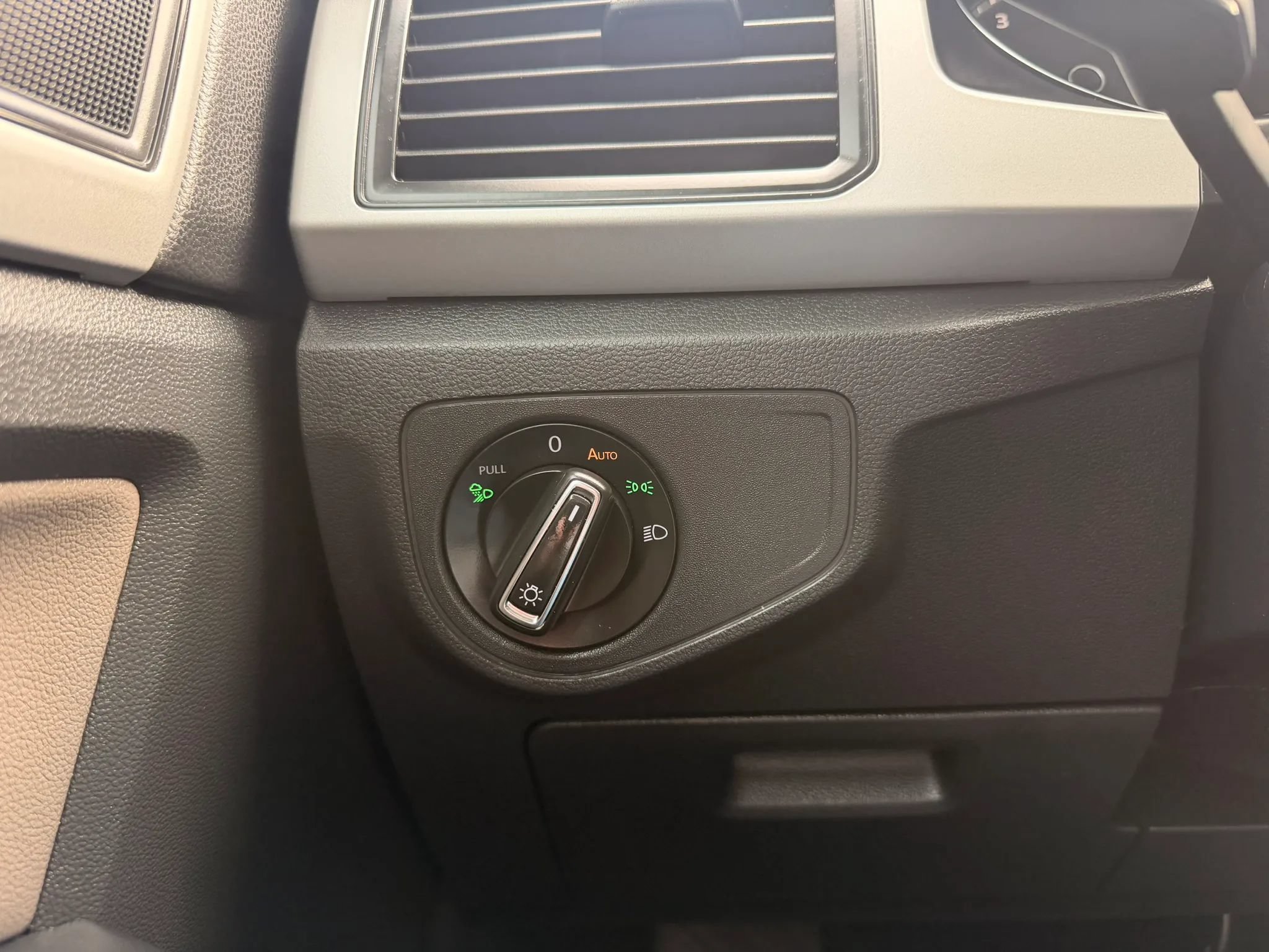 Used 2021 Volkswagen Atlas SE FWD image 13
