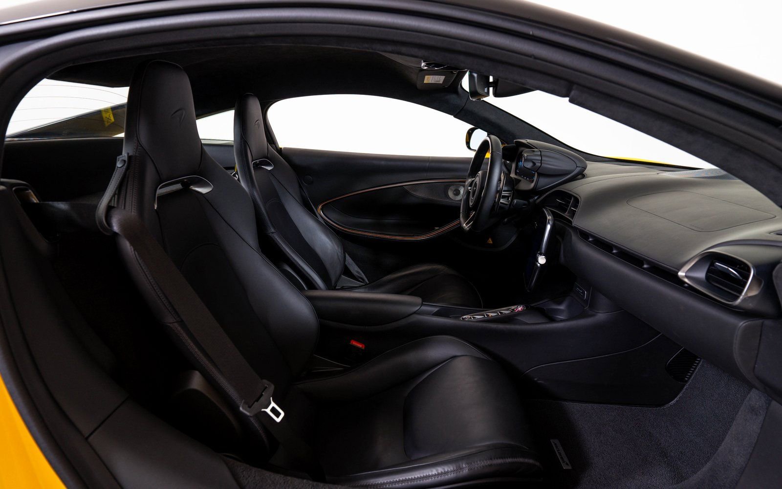 Used 2023 McLaren Artura image 18